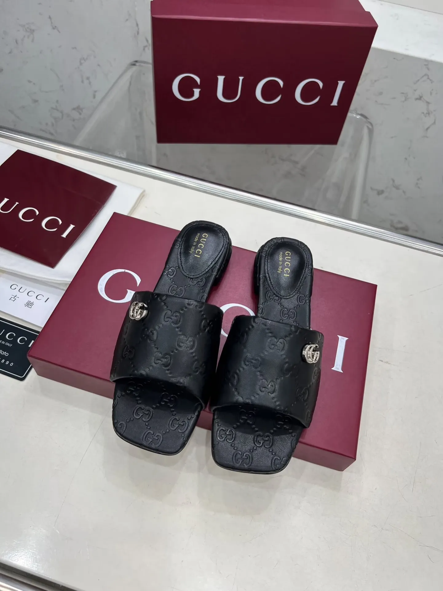 👟👟Ex-factory price 440👟👟 Gucci Double G slippers, a fashionable, high-end and full of personality✅ Very stable, comfortable and durable, convenient and unique for daily matching, a must-have classic for summer, the upper is made of GUCCI 3D embossed, genuine leather outsole Fabric: cowhide Lining/foot pad: sheepskin Color: black, white, brown, burgundy Code number: 35-42 (41 and 42 need to be customized) Packaging: Comes with cloth bag and card.